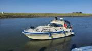 Ausflugsboot Kiek an im Seglerhafen der Hallig Hooge