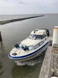 Ausflugsboot Kiek an in der Schleuse der Hallig Hooge